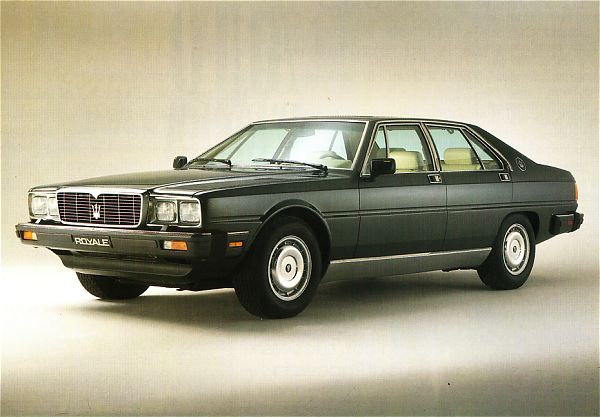 Maserati Quattroporte III Mittelarmlehne geöffnet und Kippschalter